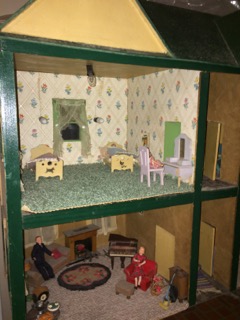 Dollhouse play to encourage learning